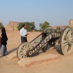 Lielgabals. Šis gan izskatās vēl tāds salīdzinoši svaigs modelis. Nu, vismaz salīdzinot ar pašu fortu, tas te stāv jau no devītā gadsimta.