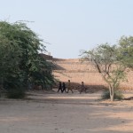 Paskat, kas vēl bez mums ielavījies fortā! Garais sinepju vērotājs!