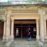 Forta vēsture nav baigi inčīgā, tur pat nevienas tādas īstenas kaujas nav bijis, valdījis tad šis radžputs, tad atkal cits, tad persiešu karalis Abbas iekarojis, līdz 1804. gadā to atguvis Mubaraks Hans. Mubarakam patika izlaidīgs dzīvesveids, tāpēc viņš ātri vien iedzina kapā savu valstisko veidojumu, un forts tā arī kopš tā laika palicis pamests. Bet arhitektūra gan ir iespaidīga. Varbūt tāpēc, ka viss tāds pamests un nerestaurēts, man jau tādas lietas patīk. Bildē, starp citu, redzama paša valdnieka rezidences durtiņas.