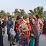 Ar tām bildēm parasti sanāk tāda kā ķēdes reakcija - tikko viens no gribētājiem (pa kluso ar mums bildēties, protams, grib visi) nesakautrējas un palūdz nobildēties, uzreiz saņemas arī nākamais un nākamais, un nākamais. Re, te jau esam sadalījušies grupās, lai ātrāk tiktu cauri visiem fotokārumniekiem.