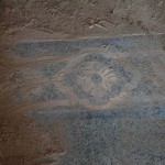 Rezidencē iekšā varu justies kā īstens arheologs - tur viss pusgruvis, salūzis un smilšains. Kā nu ne - forts atrodas Čolestānas (tieši tulkojot - smilšu zeme) tuksneša vidū! Bez smiltīm un to vētrām neiztikt. Nu, lūk, bet katrā istabā var atklāt pa kādam brīnumiņam - patīri smiltis ar kāju - apakšā pēkšņi parādās zili baltas akmens grīdas, izrotātas visādiem ziediņiem.