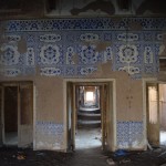 Karaliskās flīzītes! Iepriekš ceļojumā piedzīvotais liek domāt, ka, ja šādas lietas/vietas atrastos kādā no post-padomju valstīm, šīs flīzītes jau labi sen greznotu kāda mazāk kautrīga personāža tualeti. Vai labākajā gadījumā - ķēķi.