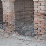 Te gan izskatās, ka kāds spēlējis Džengu! Varbūt pareizi jāsaka Jenga vai Henga, nezinu.