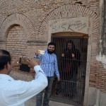 Karīna ielikta cietumā, hahahahahaha! Tas ir TIK smieklīgi, ka neviens negrib palikt bez praktiska pierādījuma šim veikli izspēlētajam jokam. Haha, iedomājies - Karīna aiziet aiz restēm, un tagad izskatās it kā viņa būtu arestēta. HahahahahahaHAHAHA!