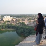 Visādi drosminieki iet ārā uz bez-maliņas balkona, grib skaistās bildes. Man gan bail.