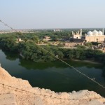 Es labāk bildēju šitā. Ietrāpās vēl dzeloņdrāts, baigā industriālisma un reliģijas eklektika, ne? Haha.