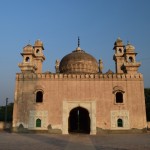 Tālāk apmeklējam blakus esošo mošeju (pienācis lūgšanu laiks, un mūsu čomi ir diezgan reliģiski). Sākumā domāju, ka šī ir mazā mošeja, un turpat blakus - lielā. Nekā! Šie ir ieejas vārti. Tas ir, ja gribi nākt uz mošeju, jāiet caur šādām durvīm. Jā, principā tas, ko redzi bildē, ir durvis.