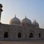 Un šī tad ir īstā Abbasi mošeja, nosaukta par godu Persijas valdniekam, kurš uz mirkli bija Deravaras forta turētājs. Nav daudz ko lielāka par durvīm, ne?