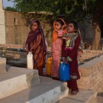 Pie jebkuras mošejas ir pieejams tekošs ūdens, jo pirms katras lūgšanas musulmaņiem jāveic apmazgāšanās (latviski tāds termins izklausās kaut kā biškucīt aplami, bet citu nemācēju atrast, jebkurā gadījumā - angliski to sauc par ablution) - pareizā secībā jānomazgā rokas, kājas, galva, nāsis, zobi u.t.t. Tā kā viss šis komplekss ir tuksneša vidū, apkārtējiem ļaudīm šī ir praktiski vienīgā vieta, kur pieejams tekošs dzeramais ūdens (mēs gan zināmu apsvērumu dēļ to dzert nevaram). Mazās meitenītes ar lielajām kannām atnākušas ūdenim pakaļ.