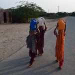 Pēc tam liek kannas uz galvas un nes padzirdīt ģimeni! Nu, patiesībā es nezinu, ko viņas ar to ūdeni darīs, bet, pieņemot, ka ģimenes viņām lielas un dzīvo tuksnesī, prātīgākais variants būtu padzerties. Nevis, piemēram, nomazgāt mašīnu.