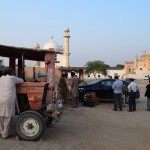 Kamēr skatījāmies mošeju, riepa nolaidusi gaisu. Tanvīrs ir no tiem kungiem, kas labprāt izmanto nabadzīgos ļaudis visādām izdarībām, atmetot tiem pāris grašus. Tikmēr pats priecīgs dzer suliņu un taisa selfijus ar saviem ārzemju viesiem. Man visa tā nabagu/pusbagātnieku attiecību sistēma nepatīk, bet - ko darīt, nevaru taču sākt mācīt, kā pareizi jādzīvo. Neesmu nemaz līdz galam drošs, ka pats zinu, kā ir pareizi, hehe. Nabagi gan droši vien arī priecīgi par iespēju paķimerēties gar tik glaunu auto.