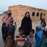 Tālāk dodamies uz karaliskajām kapenēm, kurām apkārt spieto bērneļu bars. Vecāki droši vien plūc kokvilnu vai dara ko citu noderīgu, bet šie liekēži vienkārši bezdarbībā skraida apkārt! Te visā reģionā nav ne elektrības, ne telefona, ne mobilo sakaru pārklājuma, par visādiem internetiem nemaz nerunājot. Un bērneļi priecīgi mētā visādus kociņus, vārtās pa smiltīm. Citreiz labāk nezināt, ka var būt arī citādi.