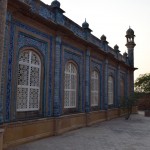 Aiz lielā dzeloņdrāšu žoga, kur, protams, bērneļi ielaisti netiek, atrodas vairākas skaisti izrotātas ēkas, visās iekšā vairāki kapiņi. Šī ēka vissmukākā, tāpēc rādīšu tikai šo.