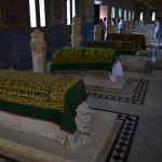 Tā kā mums nebija neviena, kas paskaidrotu kas un kā, visus faktus par miroņiem izdomāju pats. Ar zaļiem deķiem pārklātie kapi ir vissvarīgākajiem kungiem. Zaļo deķu kungu svarīguma pakāpi var nošķirt arī pēc tornīša garuma kapa galā. Pēc tam ir viens kaut kāds sarkanā deķa kungs, un vēl tālāk visnesvarīgākie - pārklāti vienkārši ar palagiem. Tāds mans skaidrojums, haha. Starp citu, aiz viena no kapiem aizķēros, gandrīz pakritu, visi kapu darbinieki par to ļoti smejas.