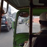 Pirmo darba dienu kopš esam Lahorā centīsimies izmantot lietderīgi - līdz ar Gerry's vīzu biroja atvēršanos gribam būt tur un paši pirmie iesniegt savas aplikācijas Indijas vīzu saņemšanai. Indijas vēstniecība saka, ka no dokumentu iesniegšanas brīža līdz vīzu iespiešanai pasē parasti paejot 2-3 dienas, nu, tad īkšķus turēdami steidzam uz Gerry's. Es parasti dodu priekšroku dokumentu iesniegšanai pa tiešo vēstniecībā, bet, izrādās senie ienaidnieki Indija un Pakistāna vīzu iegūšanu pie nevēlamā kaimiņa padara cik vien iespējams sarežģītāku un pa vidam iekārto starpnieku. Jebkurā gadījumā, tā kā nekad nejēdzam laicīgi pamosties, viss notiek ārkārtīgā steigā, un kājām iešanas vietā atkal jātērē naudiņas tuktukam.