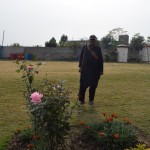 Netālu atrodam viesnīcu ar restorānu, kurā dežūrē apsargs, rotājies ar Rembo cienīgu patronu jostu!