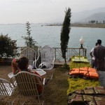 Viesnīcai pienākas pagalms ar galdiņiem tieši pie ezera. Padārgi, bet varam taču pasēdēt ar kafijas krūzi, pabaudīt dabu.