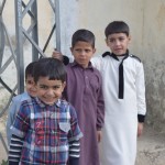 Pa ceļam satikām ļoti nokautrējušos puisīti. Bildēties grib, bet nekādi nevar savilkt pieklājīgu pozēšanas seju, kautrīgums spiežas ārā pa visām malām!