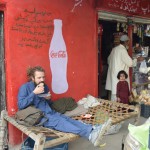 Piestājam ceļmalas veikalā/ēstuvē ieturēties. Manis izvēlētā kūciņa, šķiet, cepta pirms kādas nedēļas, bet tā mīlestība, ar kādu tā tiek pasniegta, atsver visas ne pārāk pozitīvās garšas īpašības. Un paskat uz to mazo, mīļo meitenīti!