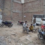 Pusdienlaiks! Pusdienojošajiem kungiem tērpi ir gana glīti un tīri, tātad nav nabagi. Arī bērnelis tīrs un sakopts. Šī ir pavisam normāla un ikdienišķa ēdināšanas vieta - uz galda pavārs izkrāmē savus grāpjus, sagatavo ēdienu, un tad nu visi par daždesmit rūpijām var nopirkt porciju un tur pat uz krēsliņa paēst. Mēs arī tādās pārsvarā ēdām, bet izdomāju, ka labāk rādīšu, kā ēd citi kopti cilvēki, lai jūs nepadomātu, ka mēs kaut kādi bomži, hehe.