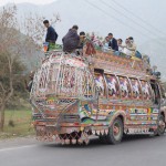 Lūk, normāli izrotāts un normāli pielādēts autobuss. Starp citu, arī šī ir pozētā bilde. Pamanījis fotoaparātu, šoferītis apstājās ceļa malā, lai paspēju uztaisīt normālu bildi. Ehh, tagad, kad esam jau Indijā (te, protams, tik foršu autobusu nav), skumstu, ka nekad tā arī neizmēģināju pabraukt uz jumta.