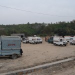 Šo bildi rādu tikai tāpēc, ka Karīna, pamanot šādu skatu, iesaucās: "O! Autoosta!" Hahahaha, autoosta! Kā tev šķiet, cik ir cilvēku pasaulē, kam ieraugot šādu stāvlaukumu, pirmā asociācija būtu "Autoosta"? Taisnība jau apmēram ir, bet vienalga viss šis salikums man likās ārkārtīgi ņirdzīgs.