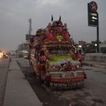 Taksilā atradu, šķiet, visizrotātāko autobusu, kādu nācies redzēt. Tur taču knapi var redzēt cauri vējstiklam! Priekšpuse izdekorēta pat ar tiem plastmasas slinkijiem (slinky), es nezinu, kā tos latviski pareizi sauc. Tās varavīkšņkrāsas plastmasas atsperes, kuras prot pašas nokāpt pa trepēm. Zini tās, ja? Nu, bet arī bez slinkijiem dekoru apjoms ir iespaidīgs!