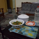 Tikko ierodamies mājās, mūs jau sagaida ar siltām vakariņām. Pēc rietumu civilizācijas izpratnes, mēs esam pilnīgi sveši cilvēki gan pašam Abdulam Kadiram, gan vēl jo vairāk viņa vecākiem, bet, tā kā vecākuprāt esam viņa dēla "internet friends", tiekam uzņemti tāpat kā ģimenes locekļi. Nu, atkal ir tā situācija, kur trūkst vārdu, lai paskaidrotu, cik jauki tas viss ir.