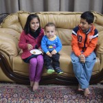 Ciemos atnākuši arī kaimiņu bērneļi, arī viņi taču nevar laist garām iespēju iepazīties ar ārzemniekiem. Desmitgadīgais puika, starp citu, brīvi runā angļu valodā, ne reizi pat neaizķeroties.