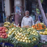 Pie šī kunga pirkām banānus. Pirmo reizi paprasīju, cik maksā, un, saņēmis apmierinošu atbildi (100 rūpijas), iegādājos vienu ķekaru. Jā, banānus pārdod ķekaros vai kaudzītēs. Nevienam nav laika/intereses kaut ko svērt vai skaitīt. Šis banānu apjoms maksā šitik. Un viss! Pēc tam no šī paša kunga nopirku banānus vēlreiz, jo likās mīļš, bet tikai pēcāk pavisam nejauši uzzināju, ka banānu kaudzes īstenā tirgus cena ir 50-60 rūpijas, tā kā patiesībā šis ir viens no retajiem Pakistānas krāpniekiem. Lai gan nav arī nemaz tāds krāpnieks - ja jau mūs abus nosauktā cena apmierināja, tad darījums jebkurā gadījumā bijis veiksmīgs.