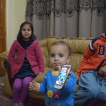 Divgadīgais puika, savukārt brīvi rīkojas ar Karīnas telefonu, uztaisa selfiju un lepni rāda to visiem pārējiem. Es agrāk biju diezgan lepns par to, ka jau trīs gadu vecumā mācēju gandrīz rakstīt, bet ko man domāt tagad? Runāšana gan viņam neiet vēl tik veikli, bet kam vajadzīga runāšana, ja var taisīt selfijus?