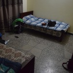 Tāda, lūk, mūsu Taksilas istaba! Nevarēju neparādīt. Sākotnējais plāns bija no šejienes doties uz Pešāvaru, Khyber Pakhtunkhwas galvaspilsētu, bet saklausījusies briesmu stāstus no vietējiem, Karīna nobijās un piekrita braukt tikai ar tādu norunu, ja es dabūšu atļauju no savas mammas, turklāt mammai jādara zināmi daži fakti par Pešāvaru: tā atrodas 30km attālumā no Afganistānas robežas un LR Ārlietu Ministrija stingri iesaka uz turieni nebraukt. Kā tu domā - mamma atļāva? Nekā nebija! Taisnības labad jāpiebilst, ka pirms apmēram gada kādā Pešāvaras skolā notika terorakts, kurā gāja bojā 141 cilvēks (no tiem 132 bērni), tā kā līdz galam droši jau tur laikam nevar justies. Starp citu, Latvijas mediji par to vispār netika rakstījuši, vienīgais, kas šo notikumu pieminēja - LSM. Izsniedzam oficiālo karijs.lv vimpeli portālam LSM.