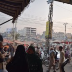 Galu galā izrādās, ka apmēram vienīgās naktsmītnes, kas mums ir pa kabatai, atrodas šajā rajončikā, re, tajās mājās pāri ielai, ja to var saukt par ielu. Visapkārt briesmīgs bardaks, viesnīcā saka, ka "No Foreigners", jo "Security Issues", beigās gan pierunāju, ka varam palikt, turklāt par pat ļoti pieņemamu cenu, bet Karīnai uz to brīdi jau bija sākusies panikas lēkme, un vienīgais veids, kā izdevās viņu nomierināt, bija momentā nopirkt biļetes atpakaļ uz tuvāko autobusu uz Lahoru, kur viss jau pierasts un mīļš. Tāds, lūk, mūsu piedzīvojums Rāvalpindi un Islāmābādā, haha.