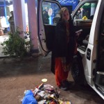 Nu, Karīna? Dabūji, ko gribēji? Pārpildītu mikriņu ar gružu kaudzi katrā pieturas vietā? Haha! Labi, labi, viss jau kārtībā. Gan jau atgriezīsimies uz Islāmābādu vēl. Mums, starp citu, ir plāns atgriezties Pakistānā, mēģināt kļūt par vietējām slavenībām un no tā pārtikt. Kā Roberto Meloni.