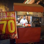 Kā jau teicu, viss pierasts un mīļš. Lai gan ierodamies ap pusnakti, mūsu ikvakara šavarmas vīrs (kopā ar savu mazgadīgo dēlu, protams, kuram nu itin nemaz nav rītdien jāiet skolā) ir savā vietā un priecīgs pagatavo mums septiņdesmit rūpiju šavarmas. Jūtamies atkal kā mājās!