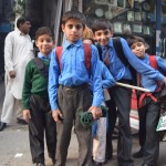 Mājupceļā mani uzrunā puisīši - vajagot fočēties. Kāpēc ne? Parādīšu tad jums ar'! Starp citu, mazie bērni bieži vien zina vairāk angļu valodas vārdus nekā viņu pieaugušie nācijas brāļi.