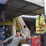 Tā kā ar otro piegājienu mūsu pieteikumus Indijas vīzai pieņēma, izlēmām mazliet nosvinēt un papusdienot restorānā - re, tajā, augšā pa dzeltenajām trepītēm. Dejojošais puisis attēla priekšplānā ir viens no neskaitāmajiem "Do you need help with filling forms?" darboņiem, kas spieto ap Gerry's office. Ja pirmajā dienā uz visiem šiem lūkojos no augšas un funktierēju, kas tie vispār par ačgārniem cilvēkiem, kam nepieciešams palīdzēt aizpildīt formas, tad šodien klusi noliecu galvu un nokautrējos. Pats taču nemaz nejēdzu formu aizpildīt, ārprāts!