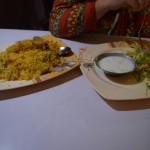 Glaunajā restorānā ēdam Birjani - jebkurā ielas ēstuvē var samaksāt 80-130 rūpijas (~0,7-1,2 EUR) un pretī saņemt milzu šķīvi garšvielotu rīsu ar 1-2 vistas gabaliem (parasti stilbiņš vai krūtiņa), mazliet svaigu dārzeņu un raitu (apmēram jogurts ar zaļumiem). Tādu ēdām gandrīz katru dienu, jo garšīgi, lēti un ļoti labi var piepildīt kuņģi un uzņemt enerģiju.