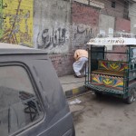 Pa ceļam novēroju kārtējo čurātāju. Vairāk brīnos nevis par pašu čurāšanas faktu (katram, labi, gandrīz katram taču kādreiz ir gadījusies neatliekama vajadzība), bet par to, kā visa procedūra tiek paveikta - vīri savās negausīgi platajās biksēs pamanās notupties un tupus pačurāt tā, ka neviena pilīte nenokrīt uz apģērba. Godīgi sakot, tuvumā neesmu pētījis, varbūt kāda pilīte tomēr trāpās ne tur, kur vajag, bet kopumā viss izskatās diezgan tīri. Bildē, ja kas, redzams procesa noslēdzošais posms, vīrs jau ceļas kājās.