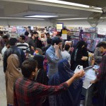 Atklājām lielveikalu! Tādu, kurā var nopirkt visvisādas lietas, gan ziepes un zobu birstes, gan maizi un saldējumu! Bet arī šeit rodas sajūta, ka pakistāņi tikai spēlējas "Eiropās", jo patiesībā viss lielveikala koncepts ir diezgan neskaidrs. Jā, te var dabūt preces, kas nav pieejamas tirgū vai sīkbodītēs (piemēram, Lavazza kafiju! Nopirkām ABAS!), bet vienalga nekur nav norādītas cenas, ja pajautā plauktu krāmētājiem, viņi vienkārši mēģina uzminēt, bet dara to ar tādu pārliecību, ka es noticu, un pēc tam pie kases ir pārsteigums. Bet pats svarīgākais ačgārnības moments - lielākā daļa tirdzniecības zāles atrodas kreisajā pusē no šī attēla, izskatās, ka ideja ir bijusi apmēram tāda - visi nāk no kreisās puses, iet pa maliņu apkārt gar pannām un segām, tad iestājas rindā (stāv no labās puses uz kreiso gar kasēm), samaksā naudas un pa šo vietu, no kuras bildēju, smuki iziet ārā. Patiesībā sistēma strādā tā - ļaudis piekrāmē milzu grozus un, tā kā segas un katlus viņiem nevajag, stājas rindā no kreisās puses uz labo. Katrs sagaidījis savu kārtu, iedod pārdevējam preces, samaksā naudiņas, un tad nāk atpakaļ uz kreiso pusi, lai tiktu uz izeju, tādā veidā izgrūstot visus pārējos rindā stāvētājus, kas par to nemitīgi burkšķ. Nezinu, vai kaut cik saprotami izskaidroju to, ko gribu teikt, bet principā vienalga ir tā pati tirgus situācija, visi stāv lielā barā, grūstās un burkšķ. Mūs gan, protams, pārsvarā laida bez rindas, mēs taču esam viesi.