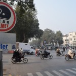 Paskat, kā visi ievēro zīmē norādīto noteikumu! Es bildē saskaitīju 51 motociklistu, no kuriem tieši četriem ir ķiveres. Ā, un vēl inčīga lieta, kas novērojama viscaur Pakistānai - ceļa zīmes sponsorē privātās kompānijas - šajā gadījumā tas ir "Master Paints". Uzņēmumiem tiek dota iespēja apmaksāt zīmes izgatavošanas un uzstādīšanas rēķinus, par to atļaujot pielikt klāt vēl vienu papildu zīmi, kuru drīkst aizpildīt ar saviem ziņojumiem/logo. Nice! Ieguvēji ir visi!