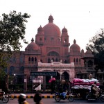 Šis ir gana slavenais Lahoras muzejs. Slavens gan viņš lielākoties ir tāpēc, ka par kuratoru šeit savulaik strādājis Radjerda Kiplinga tēvs, un vienas no viņa novelēm ("Kims") darbība risinājās tieši muzejā un bazāros ap muzeju. Visādi citādi tur iekšā ir vecu māla trauku gabali, ieroči, tērpi un viss parastais komplekts. Piedodiet jel, bet slinkums. Neko jaunu jau viņi neparādīs. Ja nu vienīgi to vienu gavējošās Budas figūriņu, ar ko muzejs ļoti lepojas. Bet par vienu figūriņu maksāt tik daudz naudas (ārzemniekiem ieejas cena - 400 rūpijas) - ne, ne, ne.