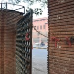 Tālāk dodamies uz parku. Lai tajā iekļūtu, protams, jāizlien pa vārtu šķirbu. Vārtus atvērt plašāk nevar, jo - protams, dzeloņstieple! Ja es būtu pakistānis, noteikti ietu dzeloņstiepļu biznesā, man šķiet, ka tur grozās vesela bagātība! Ā, un vēl pievērs uzmanību fonā esošajai ēkai un kokam - viss tāds miglains, vai ne? Patiesībā no miglas, mākoņiem, lietus vai vēl kā tāda nav ne miņas - tas viss ir smogs. Ārā ir pilnīgi skaidrs un saulains laiks.