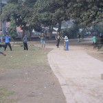 Pat pa celiņu nevar normāli paiet, visur lido straujas bumbas!!!