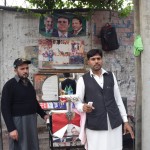 Tuktuks mūs, protams, izmet ne tur, kur vajag, tāpēc, neskatoties uz to, ka ārkārtīgi steidzamies, vēl gabaliņš jāpaiet kājām. Tomēr nevaru atteikt kārtējam personāžam, šoreiz ielu frizierim, nobildēšanas prieku. Kungs saka, ka obligāti jānobildē viņam aiz muguras esošo fotogrāfiju - tur viņš redzams kopā ar iepriekšējo Pakistānas ministru prezidentu.