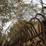 Kā tad - milzu dzeloņstiepļu rituļi un uzasināti stieņi! Cik ļoti jāgrib palūgties, lai rāptos pāri šādam žogam?! Un kāpēc viņi vispār nabaga lūdzējus negrib laist iekšā?!