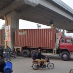 Padzirdējām, ka kaut kur pilsētā, netālu no Bhati vārtiem (vieni no 13 vēsturiskajiem Lahoras vecpilsētas vārtiem) notiekot kaut kāds sūfiju festivāls. Sagūglēt neko īsti neizdevās, arī vietējie īsti paskaidrot nevar, tāpēc dodamies skatīties. Kā tad - kādu gabaliņu no vārtiem uz ielas krustām iebraukti smagie automobiļi, uz kuriem (un arī apkārt tiem) stāv bruņoti kungi. Tad jau ejam pareizi!