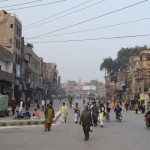 Paskat, cik iela mierīga, ja uz tās krusteniski noliek smago automobili! Mierīgi var staigāt pa ceļa vidu un ne ar vienu negrūstīties!