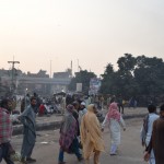 Urā, esam festivālā! Nezinu, vai to vispār tā drīkst apsaukāt par festivālu, paši organizētāji un dalībnieki to sauc par Urs ceremoniju. Urs sūfismā ir "nāves gadadiena", un parasti tādas gadadienas atzīmē tikai īpaši svarīgu kungu nāvēm. Šajā gadījumā svarīgais mironis ir Abuls Hasans Alī Hadžvrejs (biežāk gan viņš tiek dēvēts par Dāta Gandž Bakš), kurš ir riktīga sūfisma slavenība - sarakstījis vienu no senākajiem un cienītākajiem sūfisma traktātiem کشفُ المحجوب. Viņš savu 11. gadsimta mūžiņu pavadījis Lahorā, tepat arī nomiris un tepat arī apglabāts. Šī, starp citu, ir viena no vecākajām musulmaņu svētnīcām Dienvidāzijā. Ne tikai sūfistu, bet visu musulmaņu!