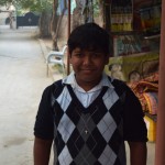 Uz Gerry's visa office paspējām laikā (bildes nav, jo tur atņem visu, visu, pat literatūra (grāmatas) viņu telpās ir aizliegtas), bet nepārvarējām skrupulozās birokrātijas šķēršļus - izrādās, ka manas pases izdošanas vieta ir nevis Rīga, bet gan Rīgas PMLP 1. nodaļa. Vīri saka, ka būtu pieticis arī ar "Rīgas", bet Rīga gan nekādi nederot. Nu nekas, nāksim rītdien vēlreiz. Attēlā redzams lepns kristiešu puika, kurš, ieraudzījis mūs, veikli izvilka savu kaklā uzkārto krustiņu pagozēties saulītē.